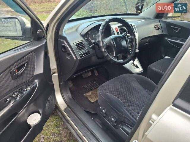 Бежевый Хендай Туксон, объемом двигателя 1.99 л и пробегом 180 тыс. км за 7700 $, фото 6 на Automoto.ua