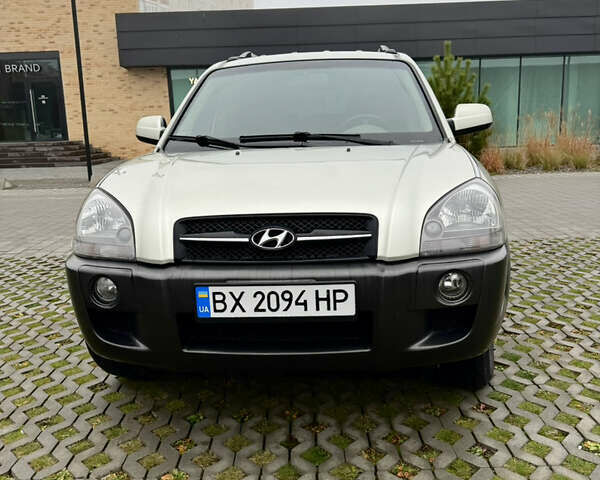 Бежевый Хендай Туксон, объемом двигателя 1.98 л и пробегом 248 тыс. км за 7500 $, фото 2 на Automoto.ua