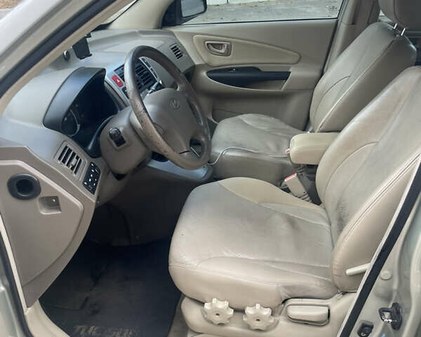 Бежевый Хендай Туксон, объемом двигателя 1.98 л и пробегом 415 тыс. км за 7800 $, фото 4 на Automoto.ua