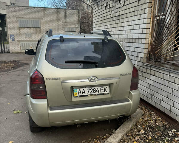 Бежевый Хендай Туксон, объемом двигателя 2 л и пробегом 325 тыс. км за 7400 $, фото 4 на Automoto.ua