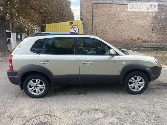 Бежевый Хендай Туксон, объемом двигателя 1.98 л и пробегом 415 тыс. км за 7800 $, фото 3 на Automoto.ua