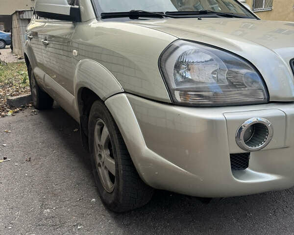 Бежевый Хендай Туксон, объемом двигателя 2 л и пробегом 325 тыс. км за 7400 $, фото 2 на Automoto.ua