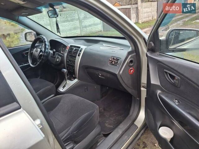 Бежевый Хендай Туксон, объемом двигателя 1.99 л и пробегом 180 тыс. км за 7700 $, фото 5 на Automoto.ua