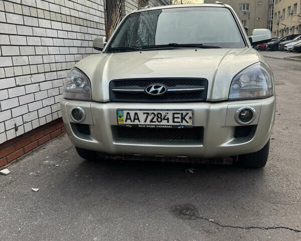 Бежевый Хендай Туксон, объемом двигателя 2 л и пробегом 325 тыс. км за 7400 $, фото 1 на Automoto.ua