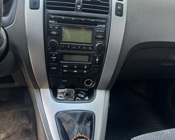 Бежевый Хендай Туксон, объемом двигателя 2 л и пробегом 325 тыс. км за 7400 $, фото 10 на Automoto.ua