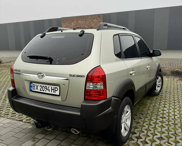 Бежевый Хендай Туксон, объемом двигателя 1.98 л и пробегом 248 тыс. км за 7500 $, фото 5 на Automoto.ua