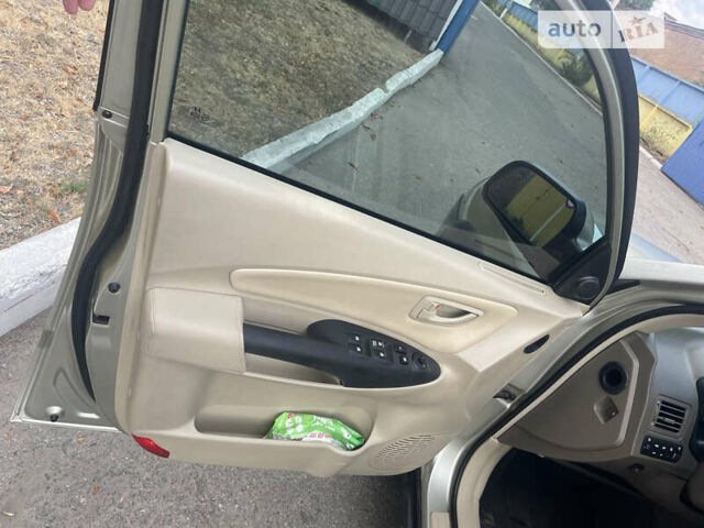 Бежевый Хендай Туксон, объемом двигателя 1.98 л и пробегом 415 тыс. км за 7800 $, фото 8 на Automoto.ua