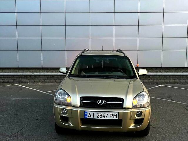 Бежевый Хендай Туксон, объемом двигателя 2 л и пробегом 200 тыс. км за 6500 $, фото 1 на Automoto.ua