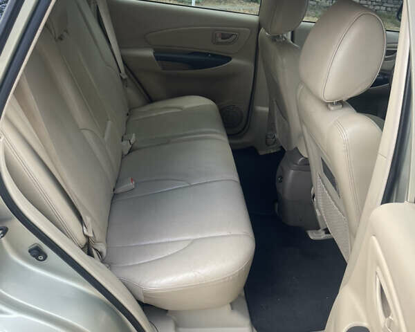 Бежевый Хендай Туксон, объемом двигателя 1.98 л и пробегом 415 тыс. км за 7800 $, фото 7 на Automoto.ua