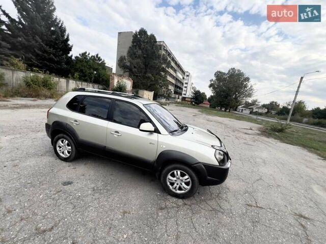 Бежевый Хендай Туксон, объемом двигателя 1.98 л и пробегом 158 тыс. км за 8500 $, фото 4 на Automoto.ua