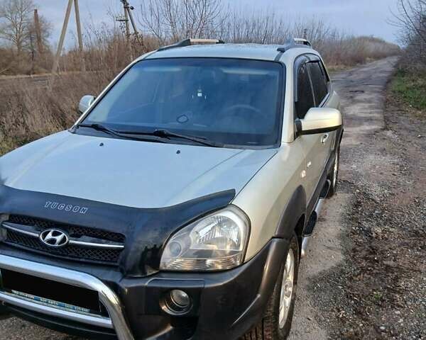 Бежевий Хендай Туксон, об'ємом двигуна 2 л та пробігом 310 тис. км за 8000 $, фото 3 на Automoto.ua