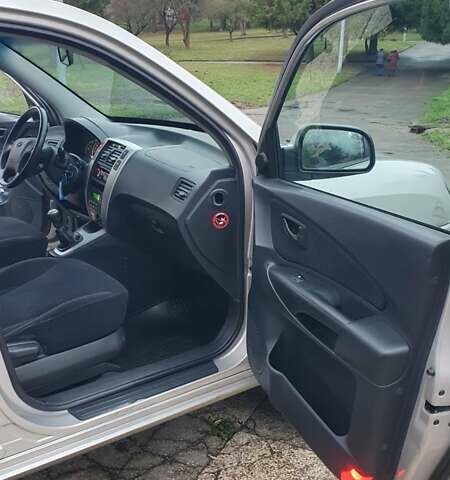 Бежевый Хендай Туксон, объемом двигателя 2 л и пробегом 254 тыс. км за 7700 $, фото 17 на Automoto.ua