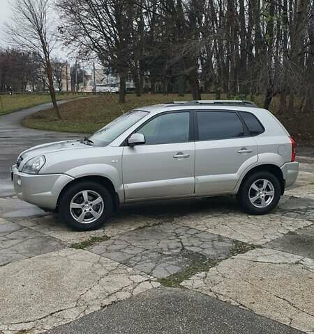 Бежевый Хендай Туксон, объемом двигателя 2 л и пробегом 254 тыс. км за 7700 $, фото 10 на Automoto.ua