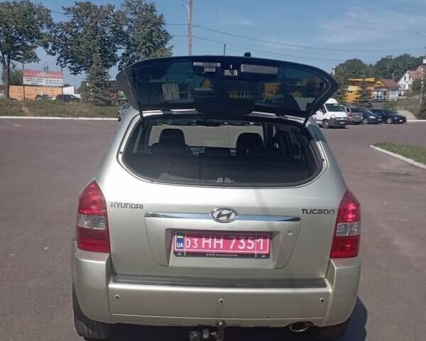 Бежевый Хендай Туксон, объемом двигателя 2 л и пробегом 184 тыс. км за 7800 $, фото 6 на Automoto.ua