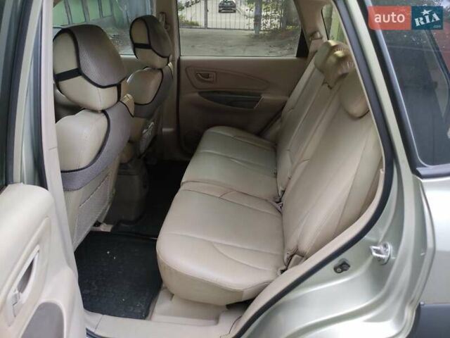 Бежевый Хендай Туксон, объемом двигателя 1.98 л и пробегом 264 тыс. км за 7500 $, фото 8 на Automoto.ua