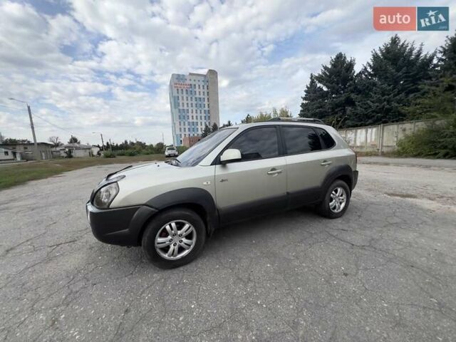 Бежевый Хендай Туксон, объемом двигателя 1.98 л и пробегом 158 тыс. км за 8500 $, фото 1 на Automoto.ua