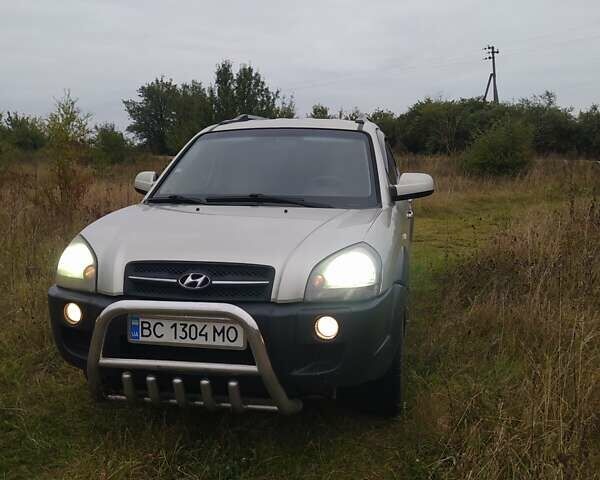Бежевый Хендай Туксон, объемом двигателя 2 л и пробегом 205 тыс. км за 6850 $, фото 5 на Automoto.ua