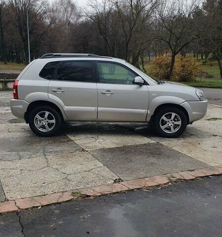 Бежевый Хендай Туксон, объемом двигателя 2 л и пробегом 254 тыс. км за 7700 $, фото 2 на Automoto.ua