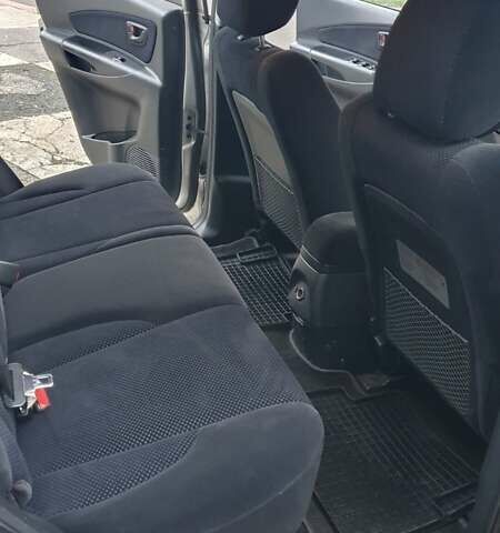 Бежевый Хендай Туксон, объемом двигателя 2 л и пробегом 254 тыс. км за 7700 $, фото 22 на Automoto.ua