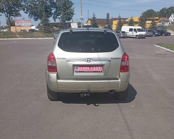 Бежевый Хендай Туксон, объемом двигателя 2 л и пробегом 184 тыс. км за 7800 $, фото 3 на Automoto.ua