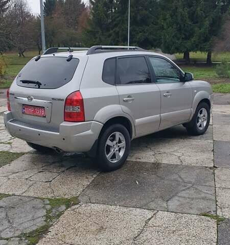 Бежевый Хендай Туксон, объемом двигателя 2 л и пробегом 254 тыс. км за 7700 $, фото 4 на Automoto.ua