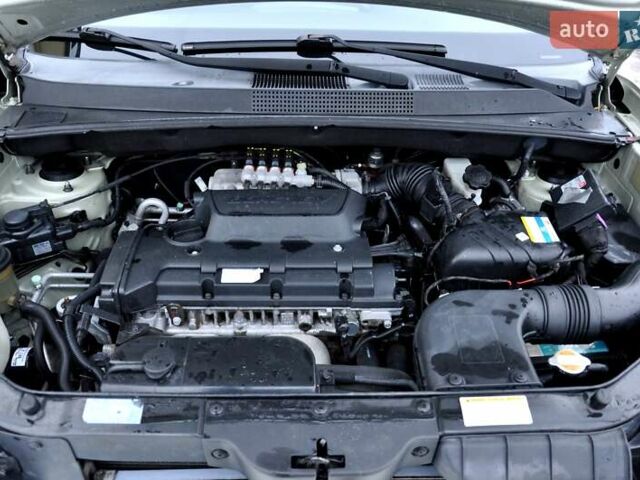 Бежевый Хендай Туксон, объемом двигателя 1.98 л и пробегом 257 тыс. км за 6500 $, фото 30 на Automoto.ua