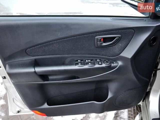 Бежевый Хендай Туксон, объемом двигателя 1.98 л и пробегом 257 тыс. км за 6500 $, фото 14 на Automoto.ua