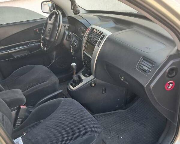 Бежевий Хендай Туксон, об'ємом двигуна 1.98 л та пробігом 202 тис. км за 7300 $, фото 3 на Automoto.ua