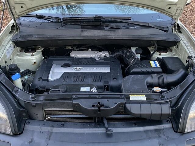 Бежевый Хендай Туксон, объемом двигателя 2 л и пробегом 344 тыс. км за 6200 $, фото 12 на Automoto.ua