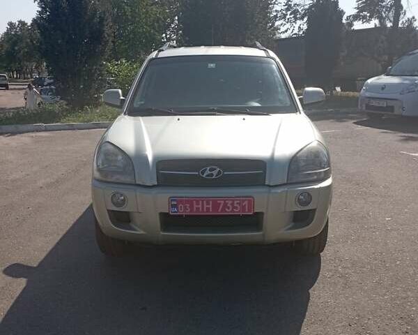 Бежевый Хендай Туксон, объемом двигателя 2 л и пробегом 184 тыс. км за 7800 $, фото 1 на Automoto.ua