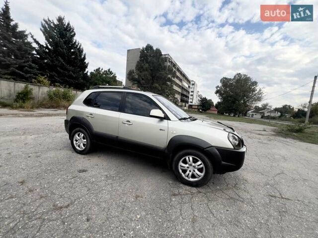 Бежевый Хендай Туксон, объемом двигателя 1.98 л и пробегом 158 тыс. км за 8500 $, фото 2 на Automoto.ua