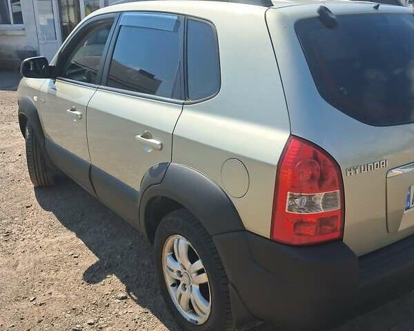 Бежевий Хендай Туксон, об'ємом двигуна 1.98 л та пробігом 202 тис. км за 7300 $, фото 13 на Automoto.ua