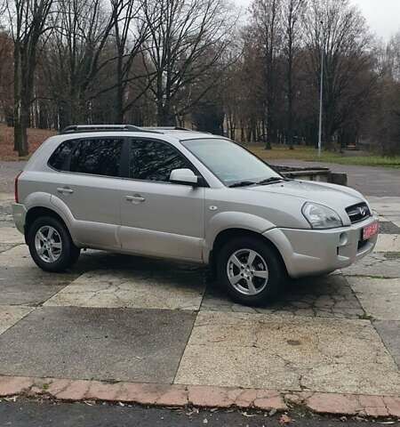 Бежевый Хендай Туксон, объемом двигателя 2 л и пробегом 254 тыс. км за 7700 $, фото 1 на Automoto.ua