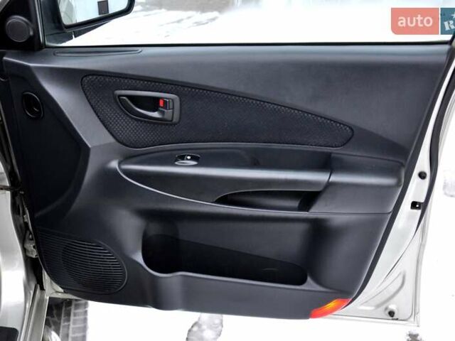 Бежевый Хендай Туксон, объемом двигателя 1.98 л и пробегом 257 тыс. км за 6500 $, фото 23 на Automoto.ua