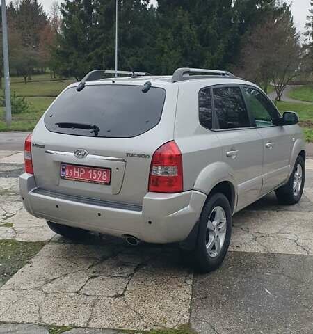 Бежевый Хендай Туксон, объемом двигателя 2 л и пробегом 254 тыс. км за 7700 $, фото 5 на Automoto.ua