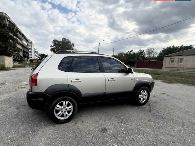 Бежевый Хендай Туксон, объемом двигателя 1.98 л и пробегом 158 тыс. км за 8500 $, фото 3 на Automoto.ua