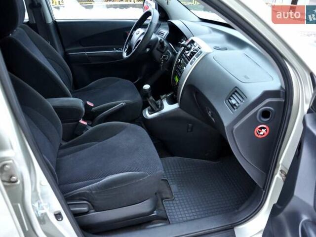 Бежевый Хендай Туксон, объемом двигателя 1.98 л и пробегом 257 тыс. км за 6500 $, фото 24 на Automoto.ua