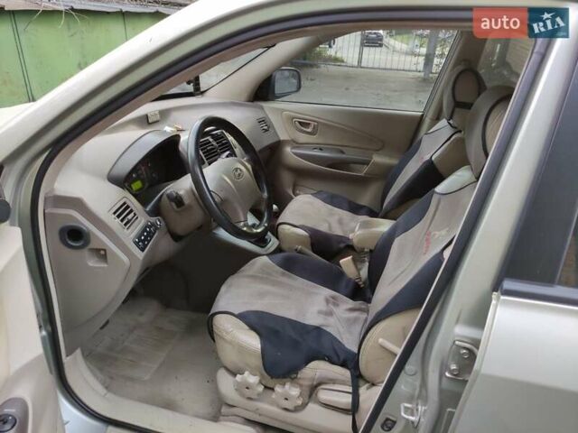 Бежевый Хендай Туксон, объемом двигателя 1.98 л и пробегом 264 тыс. км за 7500 $, фото 7 на Automoto.ua