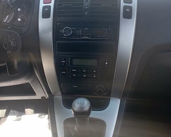 Бежевый Хендай Туксон, объемом двигателя 2 л и пробегом 184 тыс. км за 7800 $, фото 18 на Automoto.ua