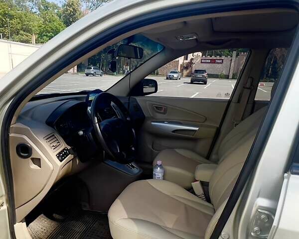 Бежевый Хендай Туксон, объемом двигателя 1.98 л и пробегом 158 тыс. км за 8500 $, фото 6 на Automoto.ua