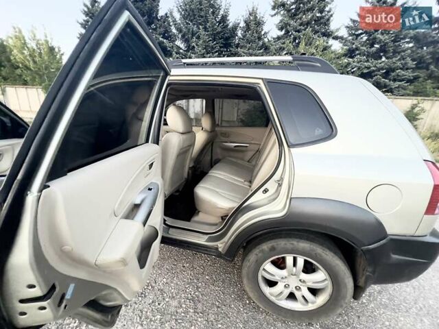 Бежевый Хендай Туксон, объемом двигателя 1.98 л и пробегом 158 тыс. км за 8500 $, фото 10 на Automoto.ua