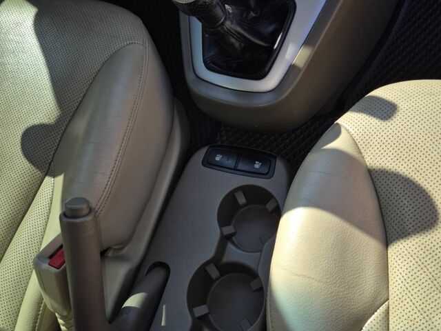 Бежевый Хендай Туксон, объемом двигателя 2 л и пробегом 180 тыс. км за 8300 $, фото 15 на Automoto.ua