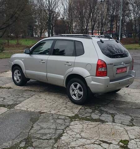 Бежевый Хендай Туксон, объемом двигателя 2 л и пробегом 254 тыс. км за 7700 $, фото 8 на Automoto.ua