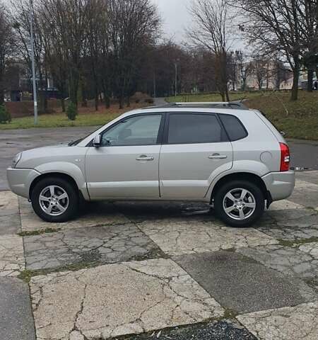 Бежевый Хендай Туксон, объемом двигателя 2 л и пробегом 254 тыс. км за 7700 $, фото 9 на Automoto.ua