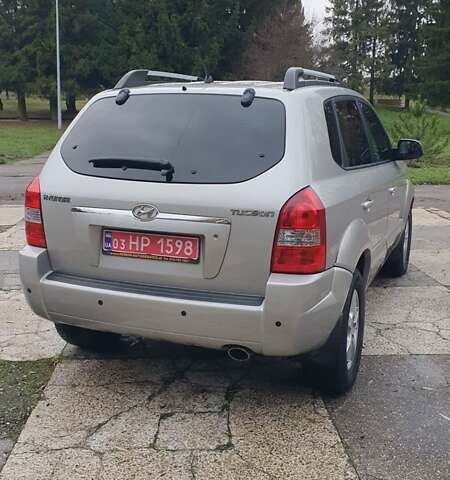 Бежевый Хендай Туксон, объемом двигателя 2 л и пробегом 254 тыс. км за 7700 $, фото 6 на Automoto.ua