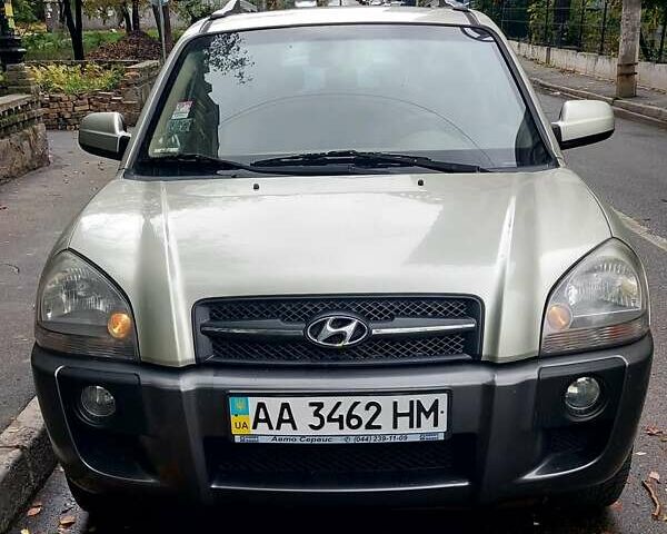Бежевый Хендай Туксон, объемом двигателя 1.98 л и пробегом 215 тыс. км за 8200 $, фото 1 на Automoto.ua