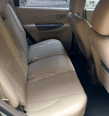 Бежевый Хендай Туксон, объемом двигателя 1.98 л и пробегом 215 тыс. км за 8200 $, фото 5 на Automoto.ua