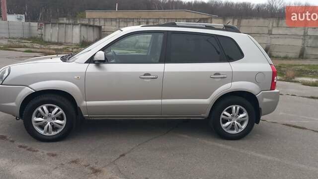 Бежевый Хендай Туксон, объемом двигателя 2 л и пробегом 171 тыс. км за 8750 $, фото 8 на Automoto.ua