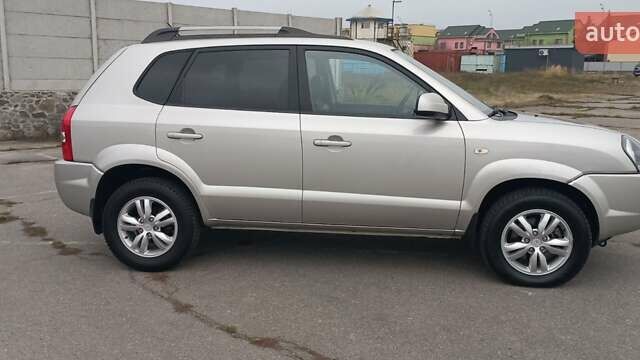 Бежевый Хендай Туксон, объемом двигателя 2 л и пробегом 171 тыс. км за 8750 $, фото 6 на Automoto.ua
