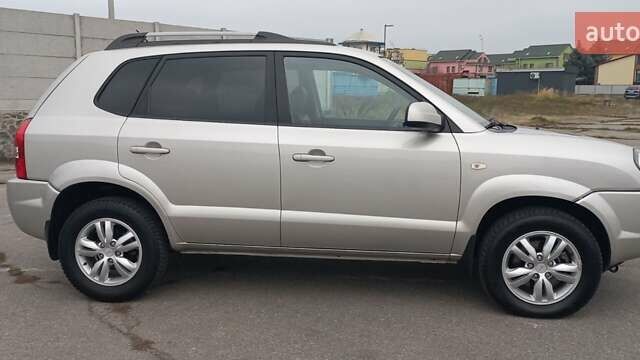Бежевый Хендай Туксон, объемом двигателя 2 л и пробегом 171 тыс. км за 8750 $, фото 5 на Automoto.ua